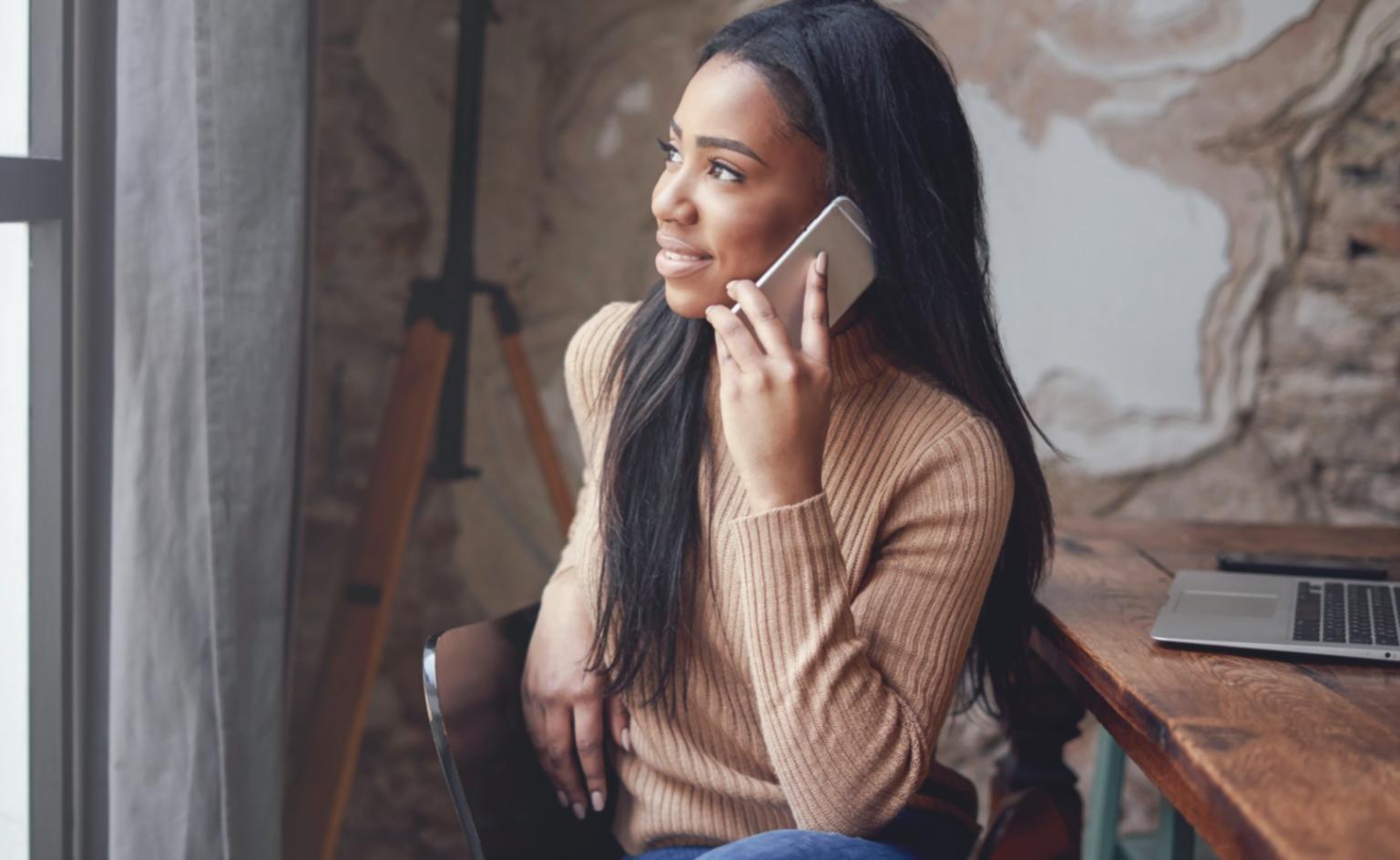 Estudiante participando en sesión en línea